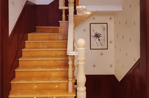 岳西中式别墅室内汉白玉石楼梯的定制安装装饰效果